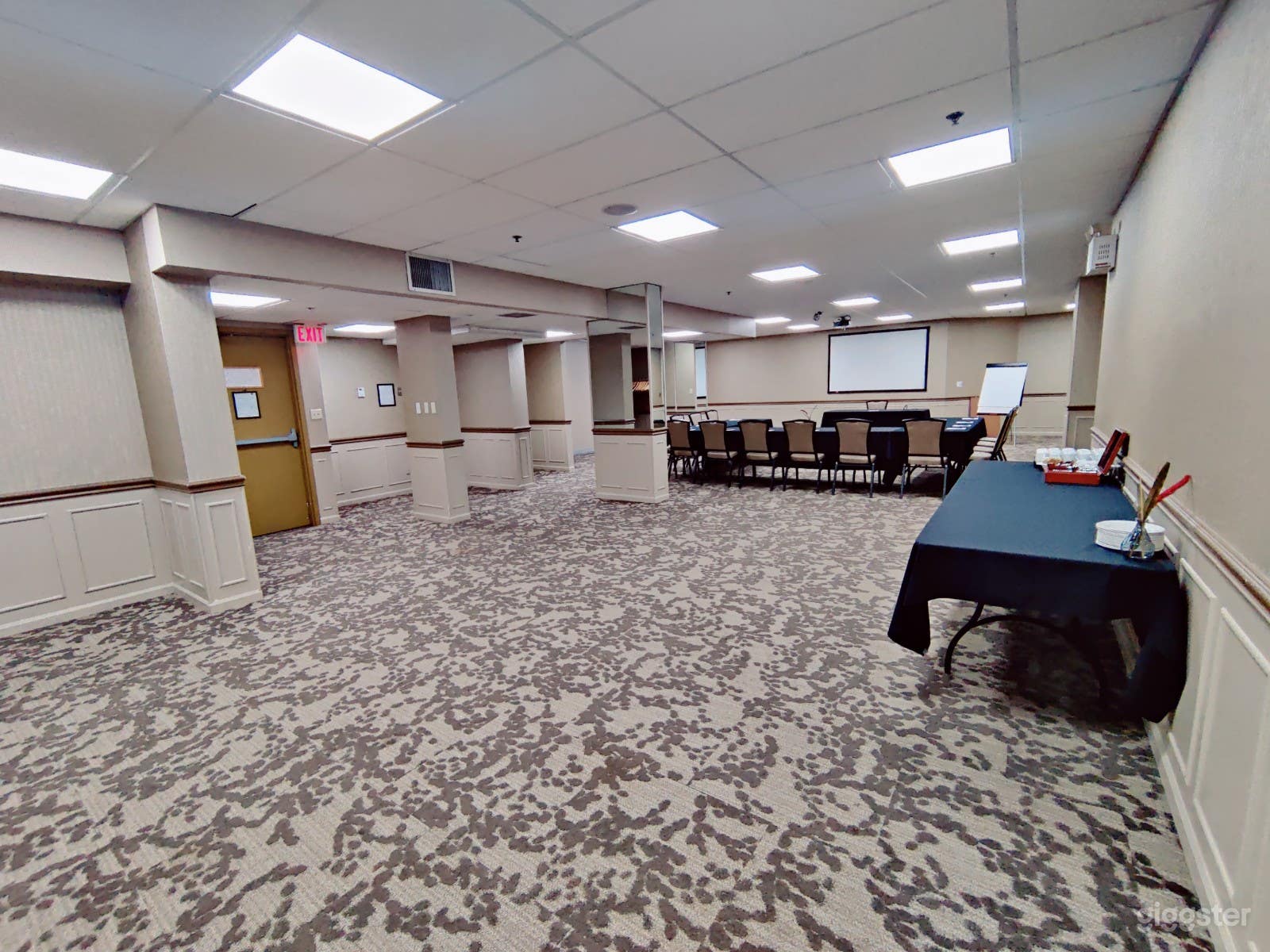 Conference Centre Edmonton South Photo 2