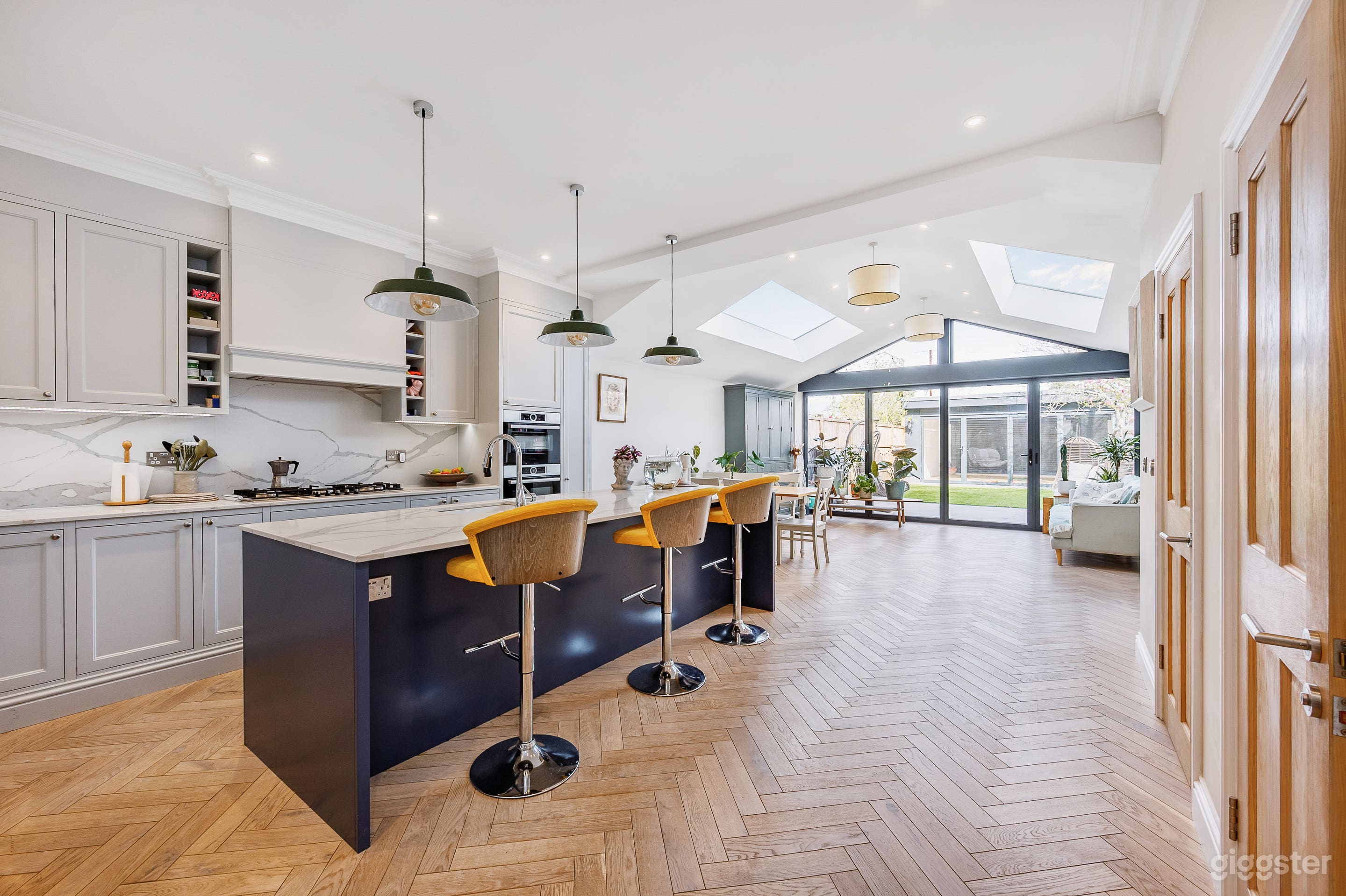A MODERN TERRACED HOUSE LOCATED IN WEST LONDON  Photo 1