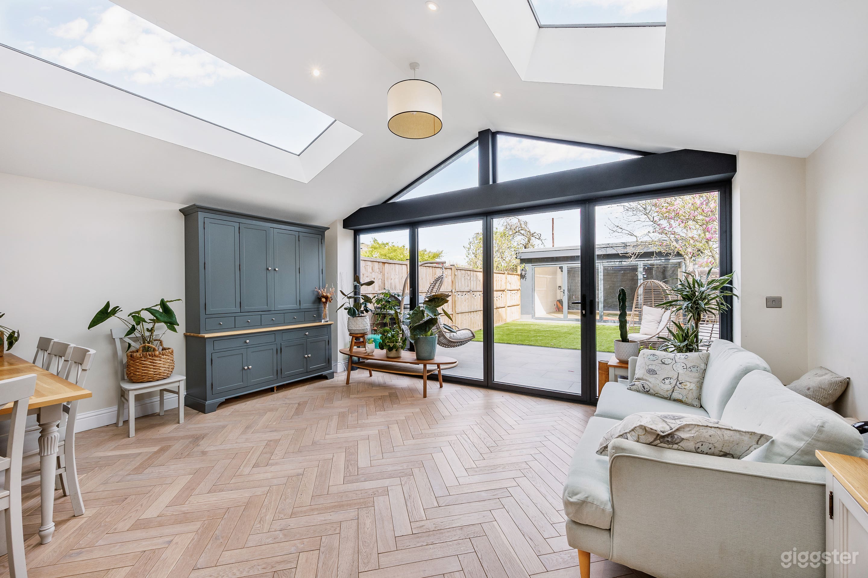 A MODERN TERRACED HOUSE LOCATED IN WEST LONDON  Photo 4