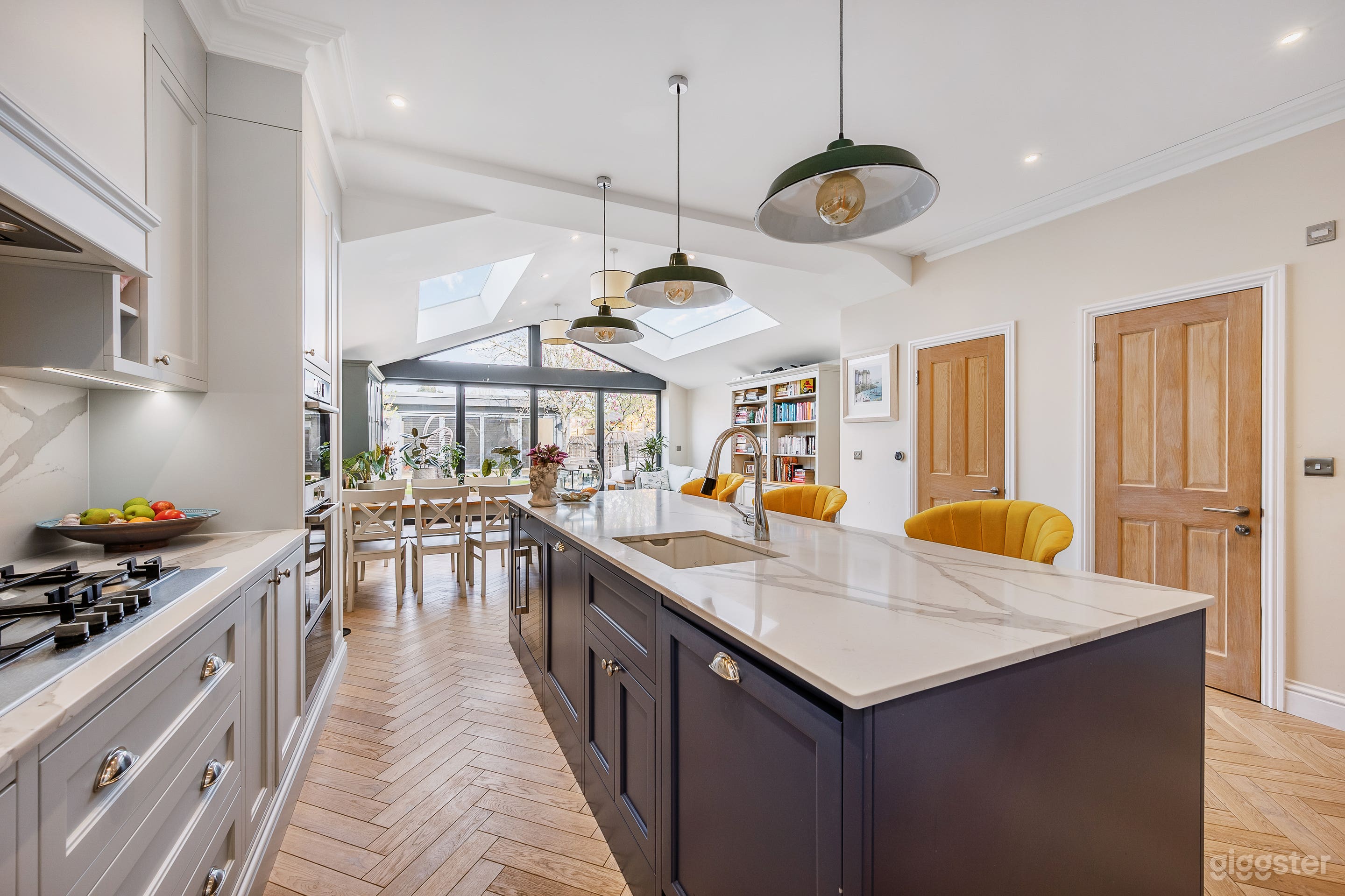 A MODERN TERRACED HOUSE LOCATED IN WEST LONDON  Photo 2