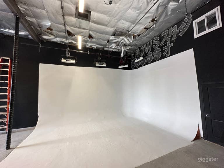  North Hollywood Cyc Wall + Green Screen | FREE LIGHTING 
