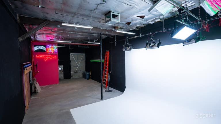  Pre lit cyc wall photography studio 