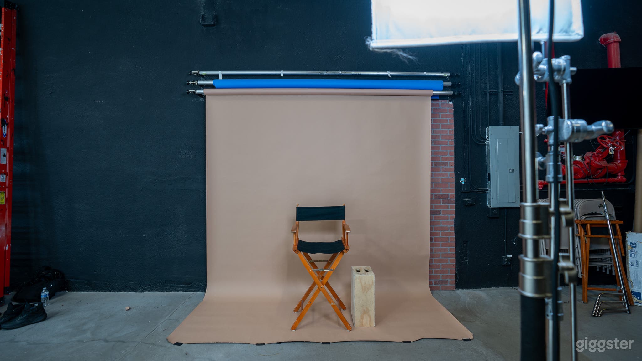 Mocha backdrop with film light, directors chair, apple box