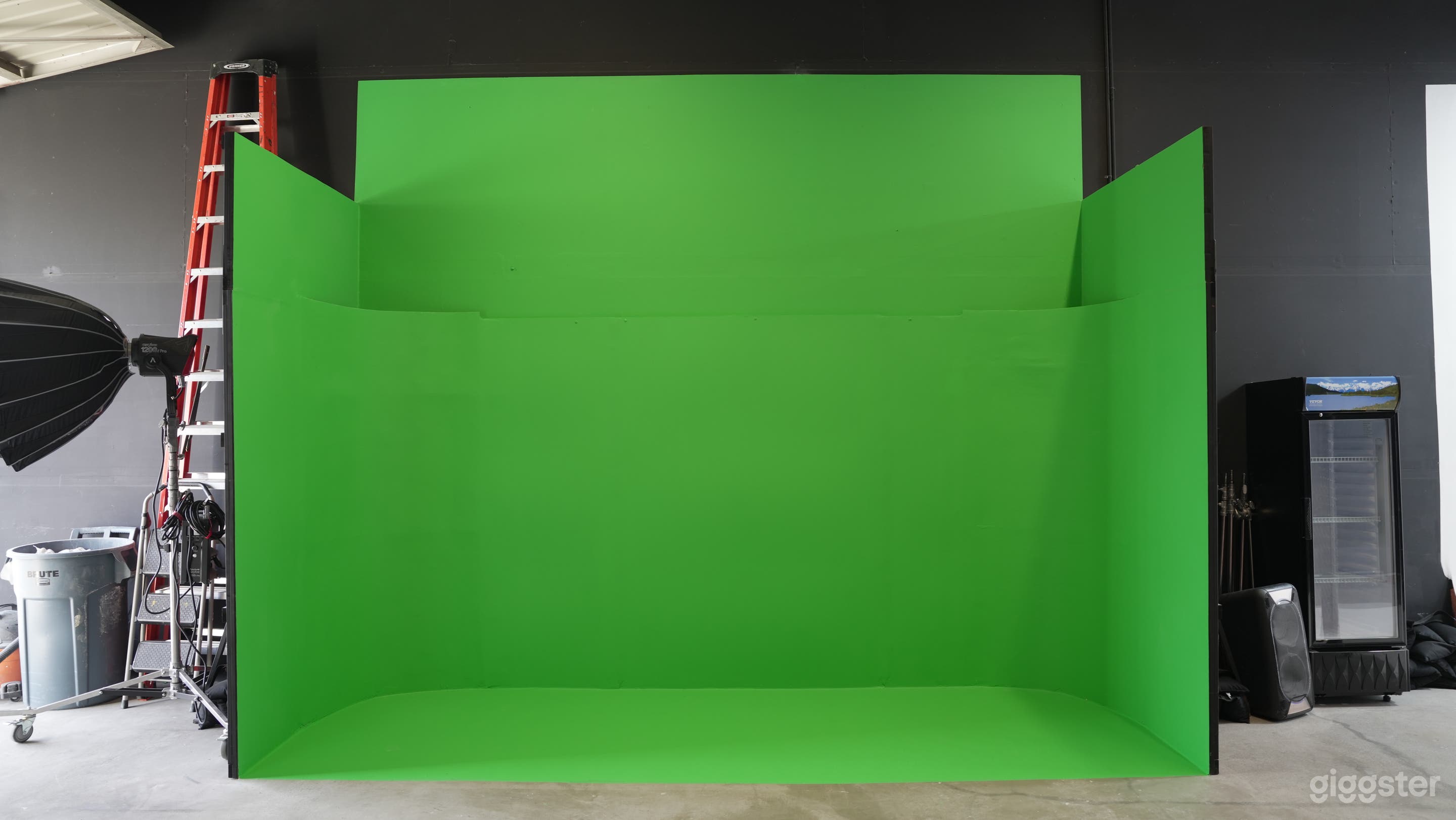 North Hollywood Cyc Wall + Green Screen | FREE LIGHTING Photo 3