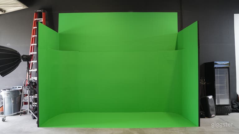  North Hollywood Cyc Wall + Green Screen | FREE LIGHTING 