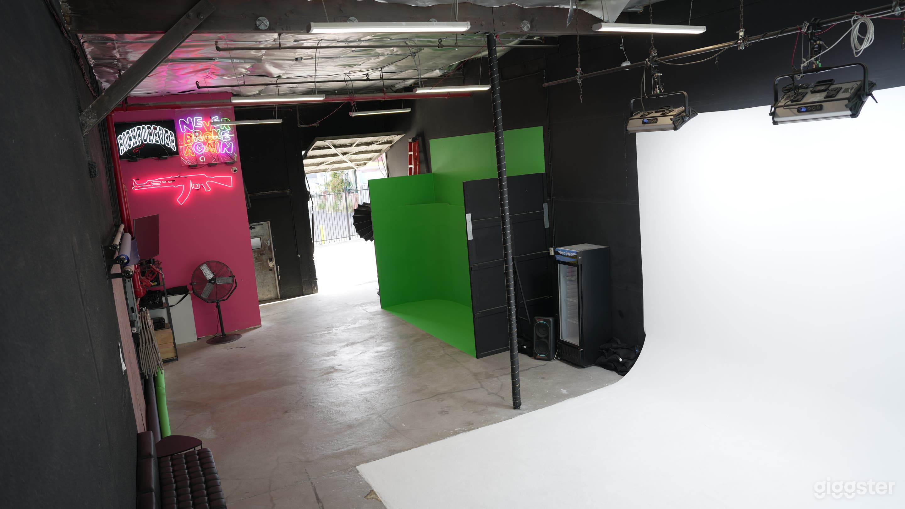 North Hollywood Cyc Wall + Green Screen | FREE LIGHTING Photo 1