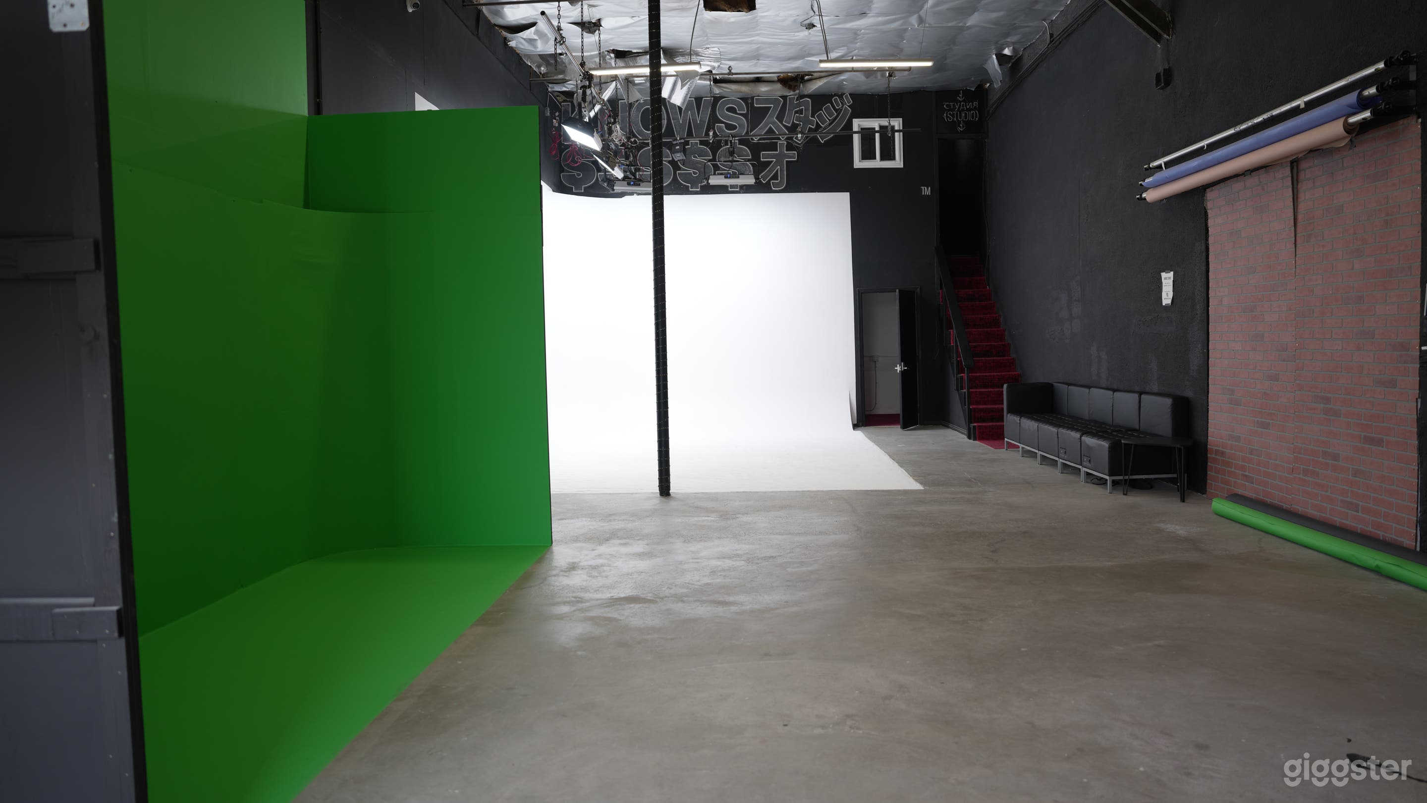 North Hollywood Cyc Wall + Green Screen | FREE LIGHTING Photo 4