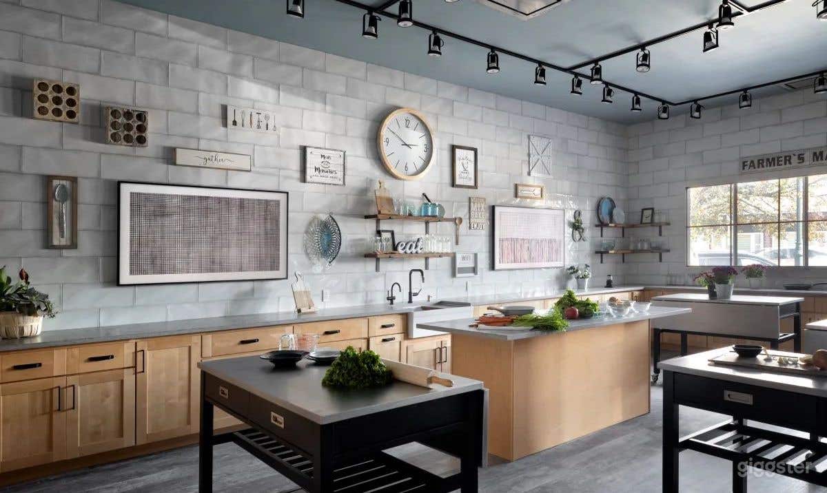 Elegant Kitchen Space with Classy Home-Style Dining Area in Woodmere  Photo 2