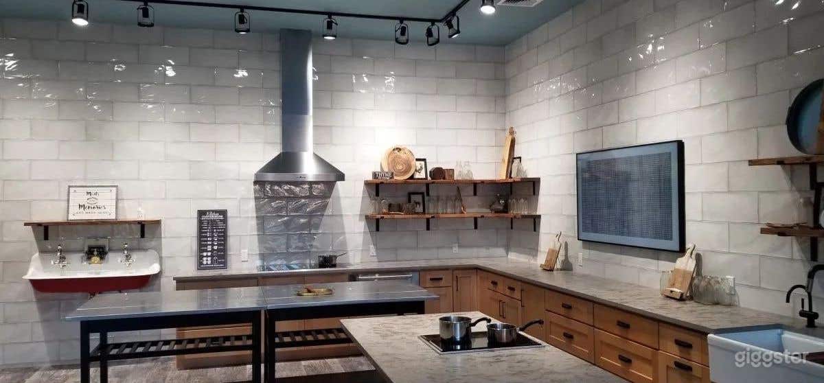 Elegant Kitchen Space with Classy Home-Style Dining Area in Woodmere  Photo 1