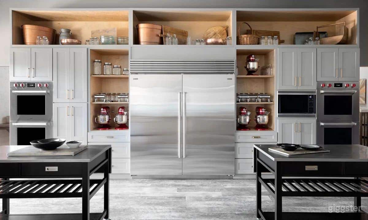 Elegant Kitchen Space with Classy Home-Style Dining Area in Woodmere  Photo 3