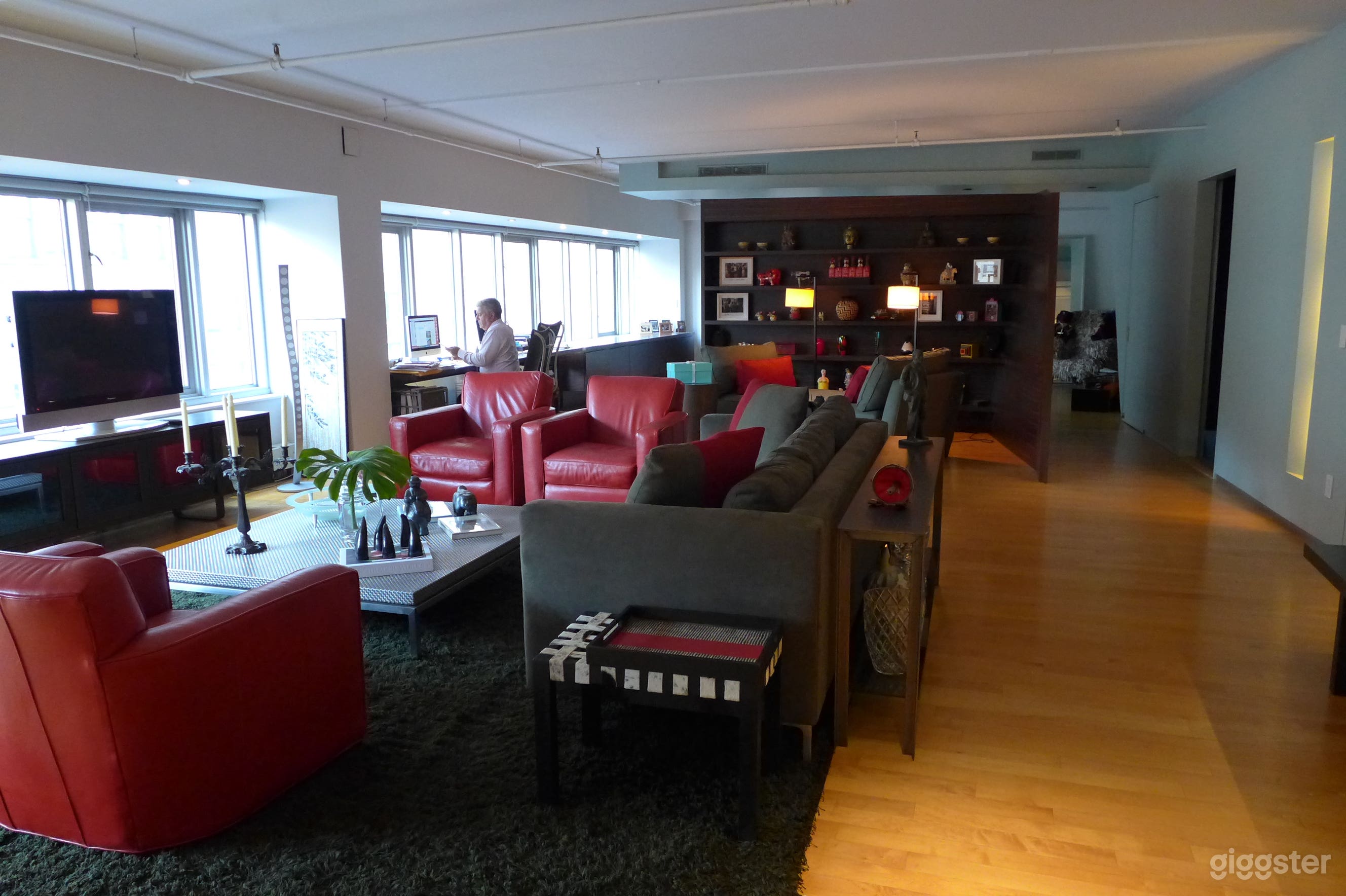 Chelsea Loft with Vibrant Interior and NYC View Rooftop Photo 4