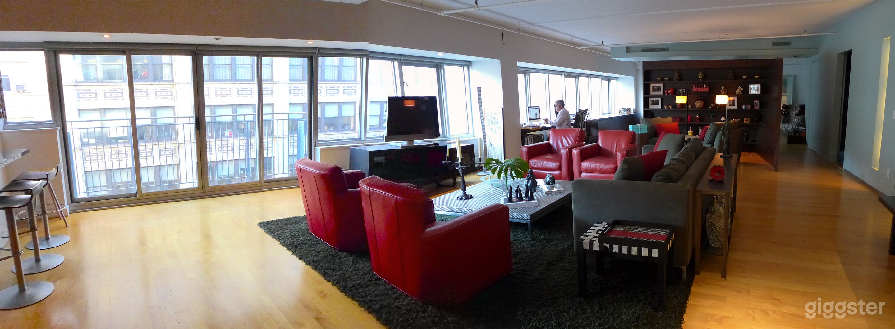 Chelsea Loft with Vibrant Interior and NYC View Rooftop Photo 3