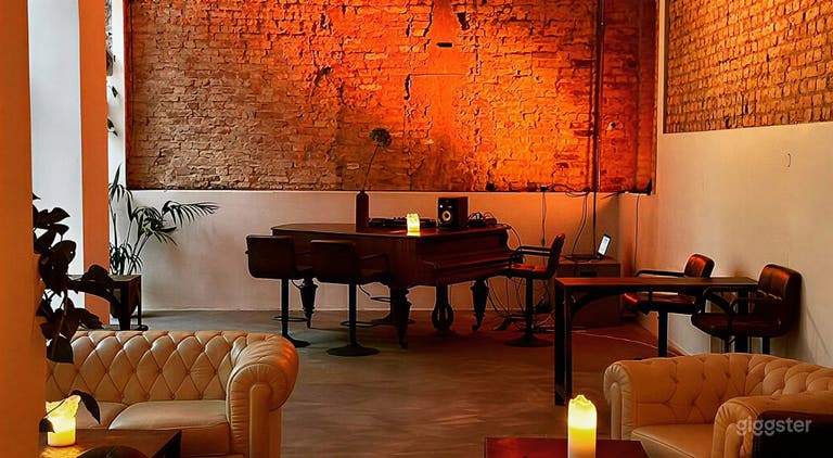  Schicke Industrial Lounge mit Bögen & elegantem Konzertflügel 