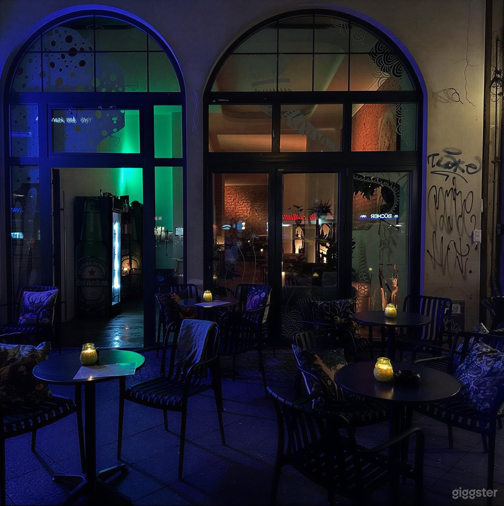 Schicke Industrial Lounge mit Bögen & elegantem Konzertflügel Foto 3