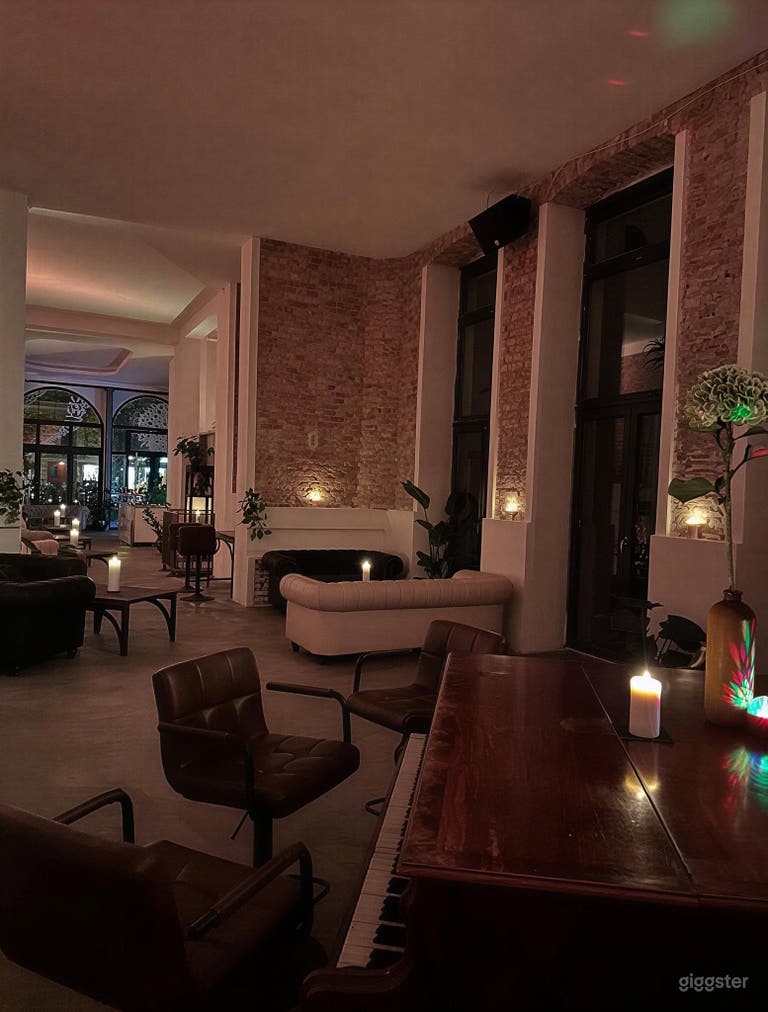  Schicke Industrial Lounge mit Bögen & elegantem Konzertflügel 
