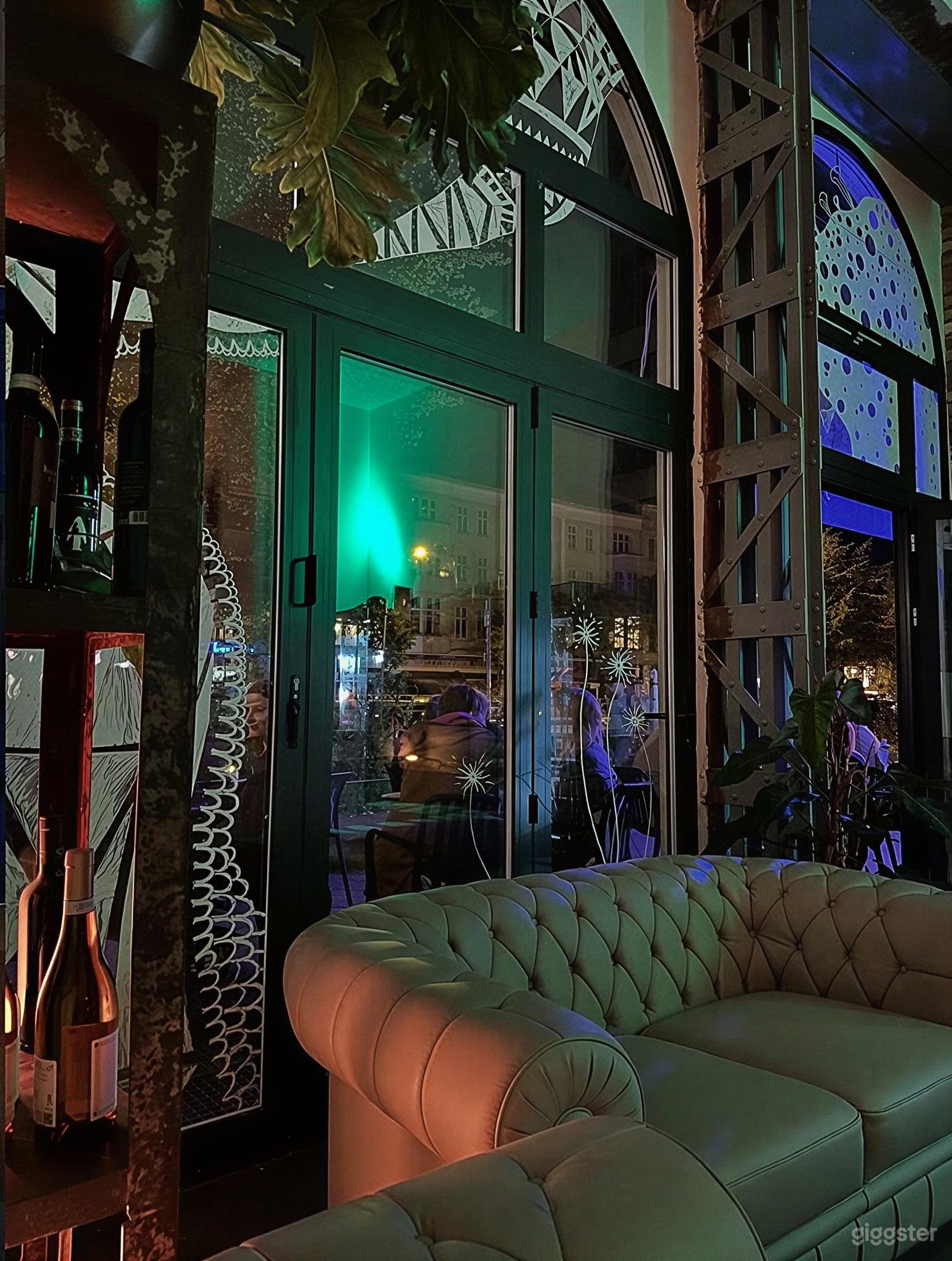 Schicke Industrial Lounge mit Bögen & elegantem Konzertflügel Foto 4