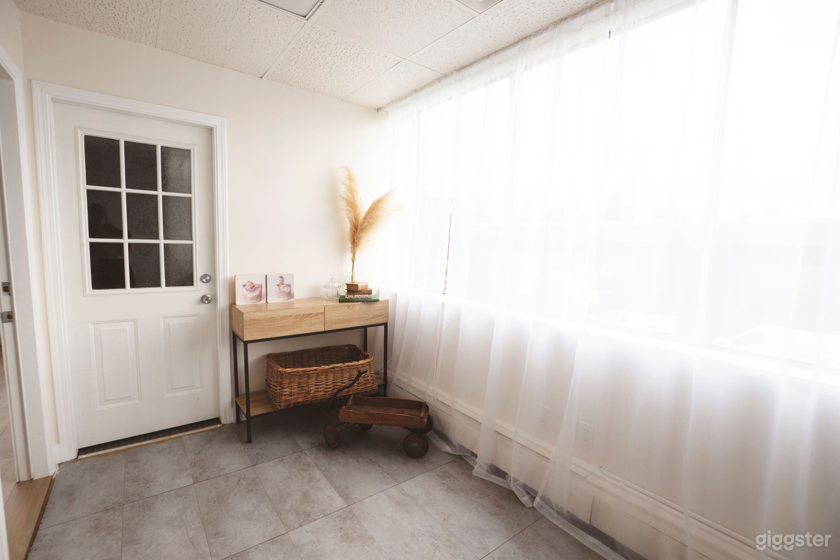 Beautiful airy studio space Photo 4