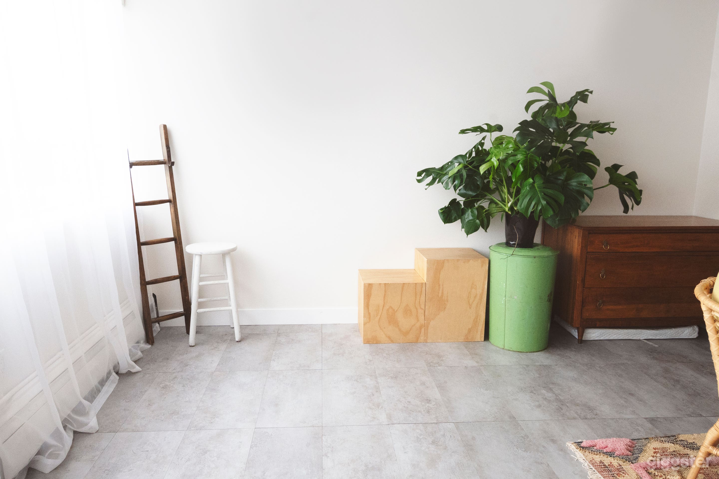 Beautiful airy studio space Photo 3