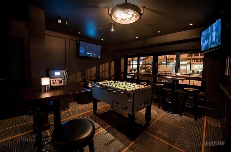  Ground-level café with pool & dart 