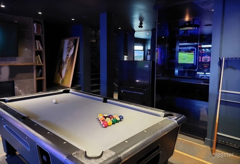  Ground-level café with pool & dart 