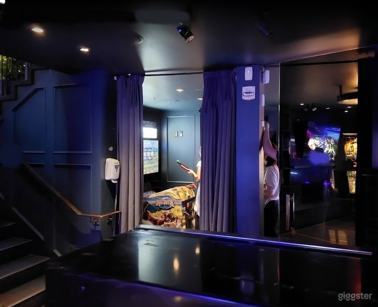 Ground-level café with pool & dart Photo 2