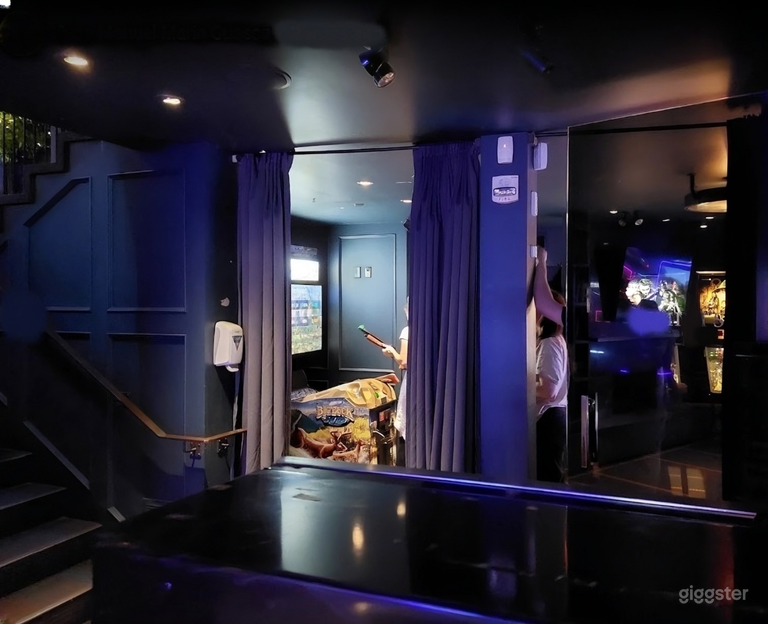  Ground-level café with pool & dart 