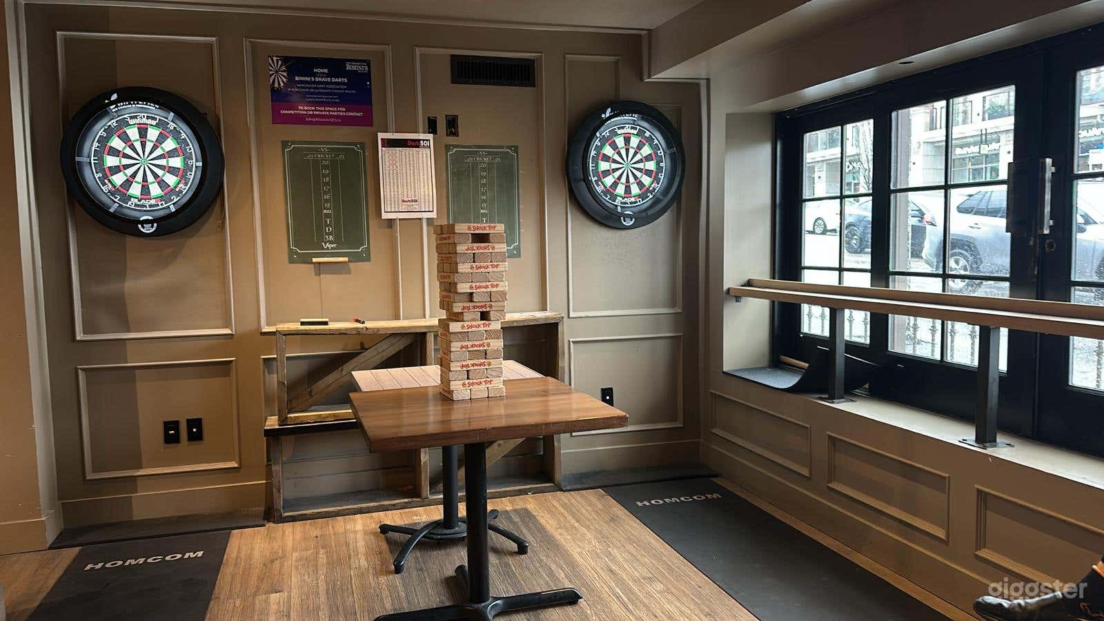 Ground-level pool & dart mini lounge Photo 1