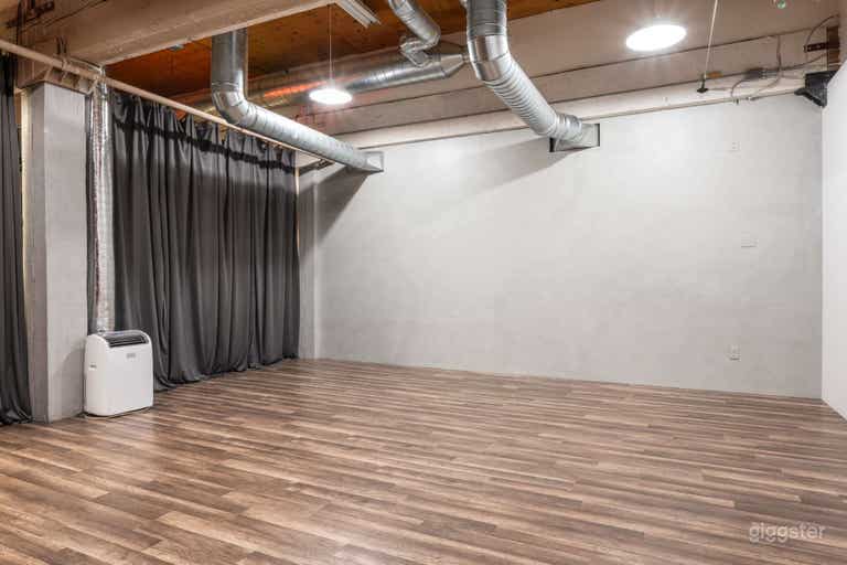  Loft-Style Photography Studio with Backdrops, Gear & Props 