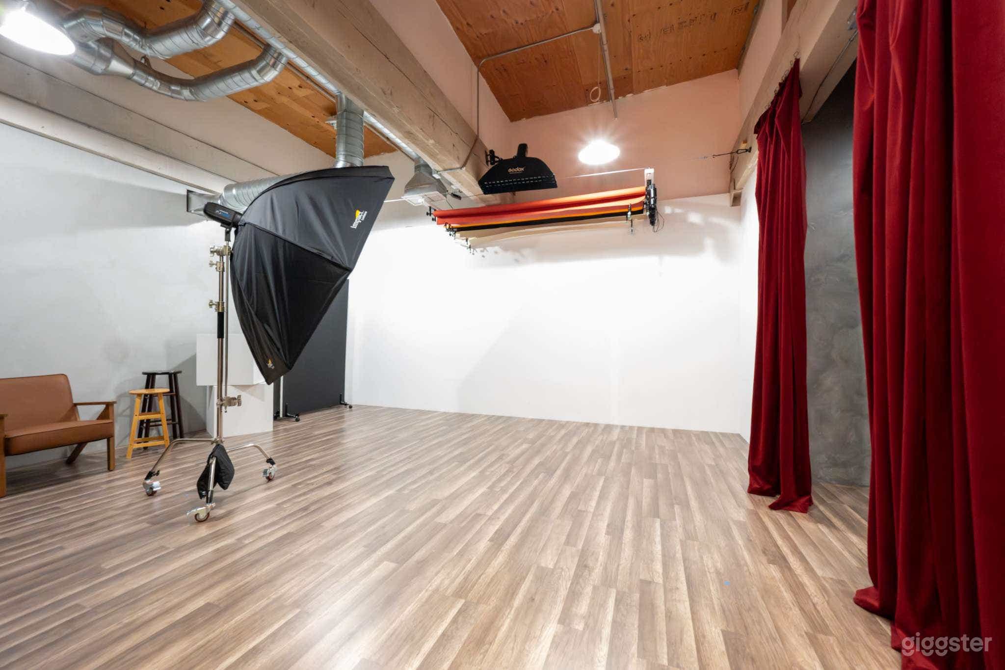 Loft-Style Photography Studio with Backdrops, Gear &amp; Props Photo 2
