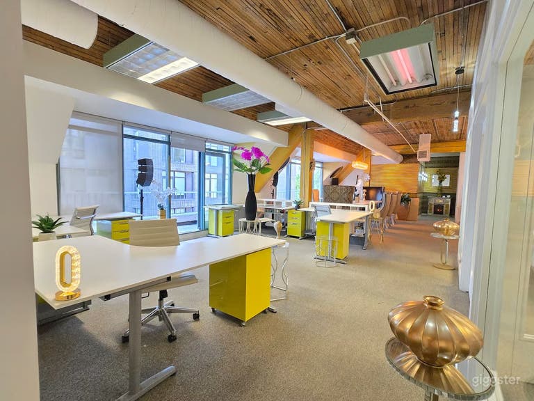  Entire Light-Filled Loft with Outdoor Patio 