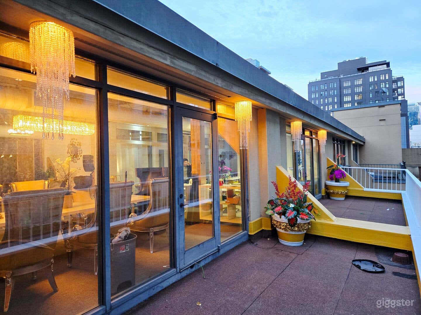 Entire Light-Filled Loft with Outdoor Patio Photo 4