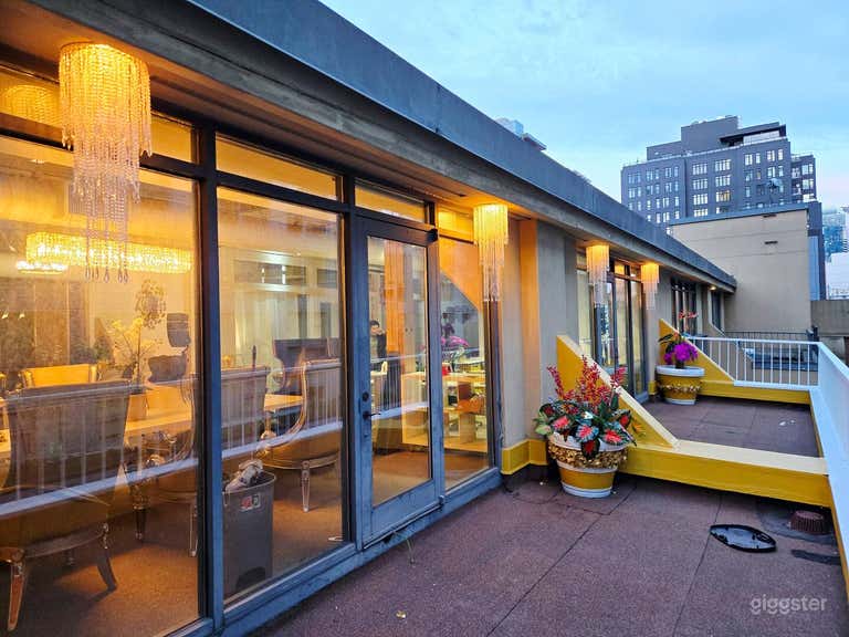  Entire Light-Filled Loft with Outdoor Patio 