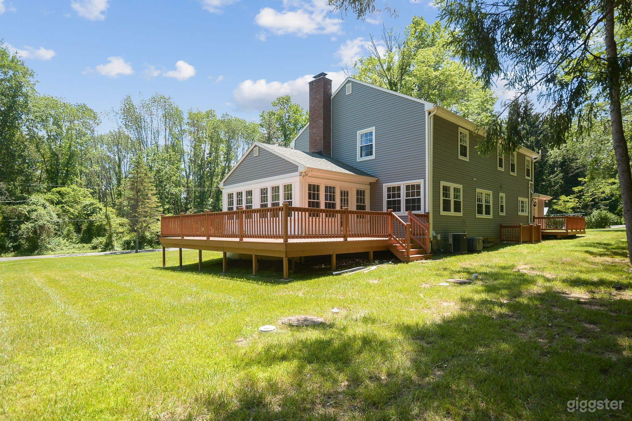 Lovely Suburban Colonial Home on a large lot Photo 4