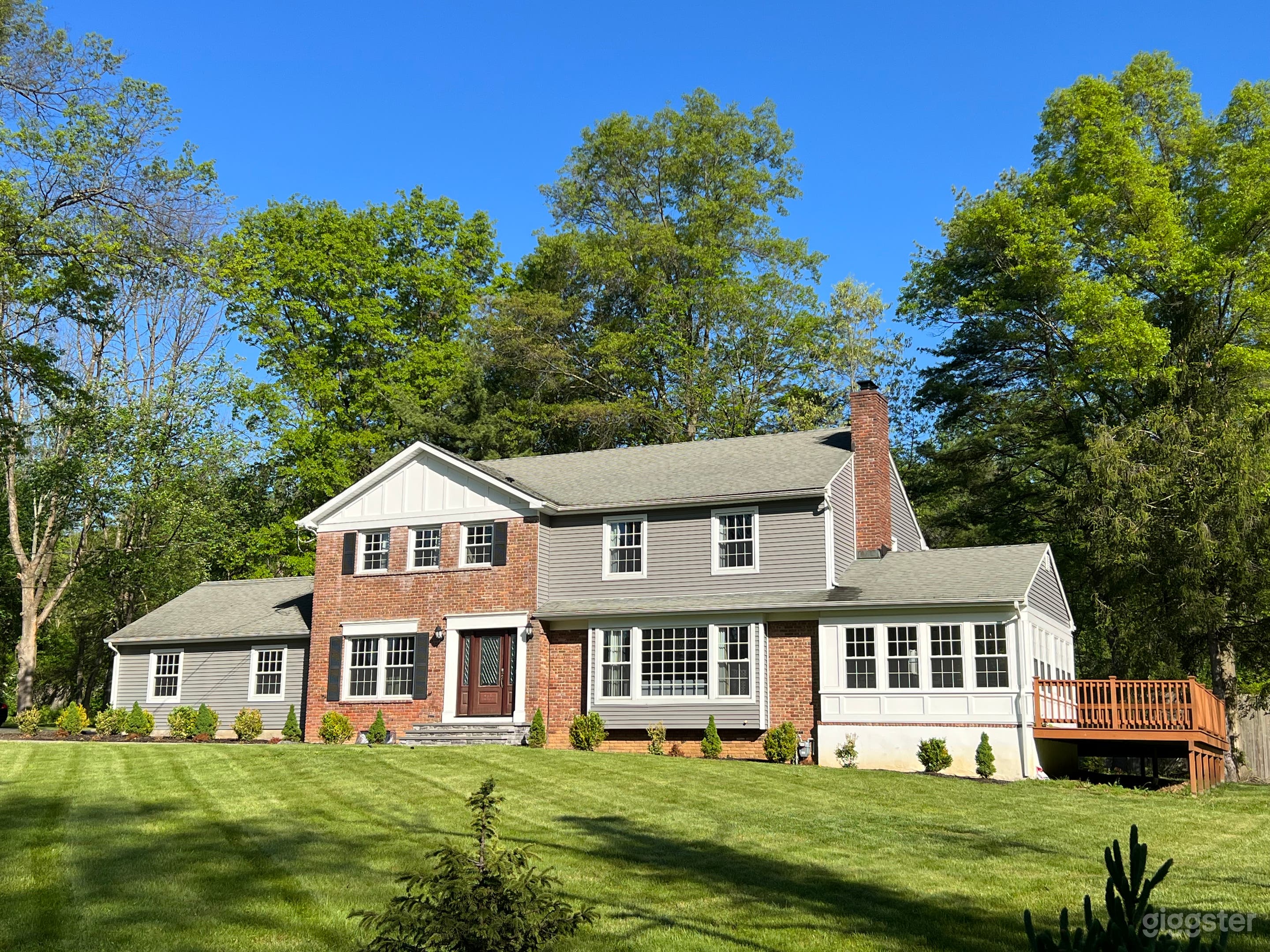 Lovely Suburban Colonial Home on a large lot Photo 1
