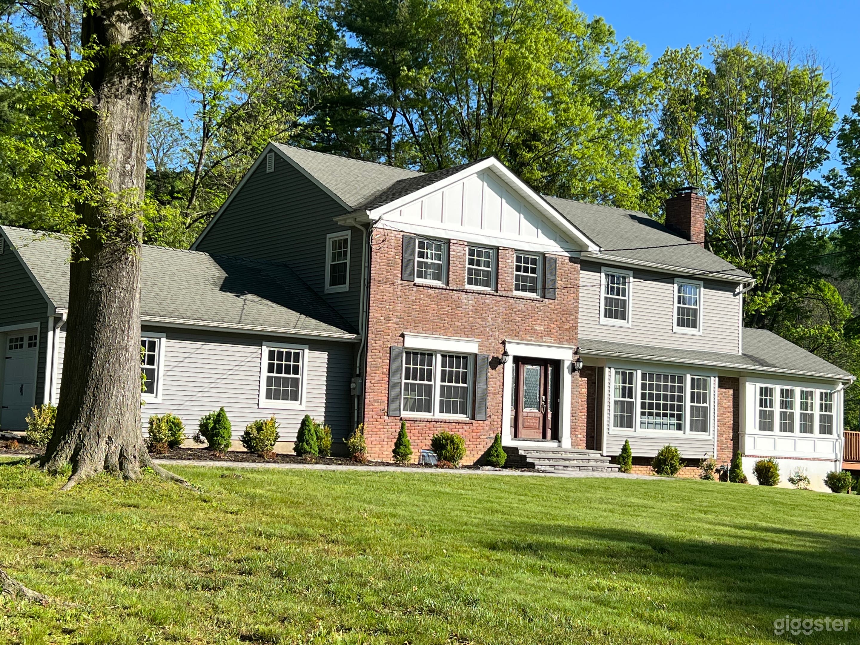 Lovely Suburban Colonial Home on a large lot Photo 2