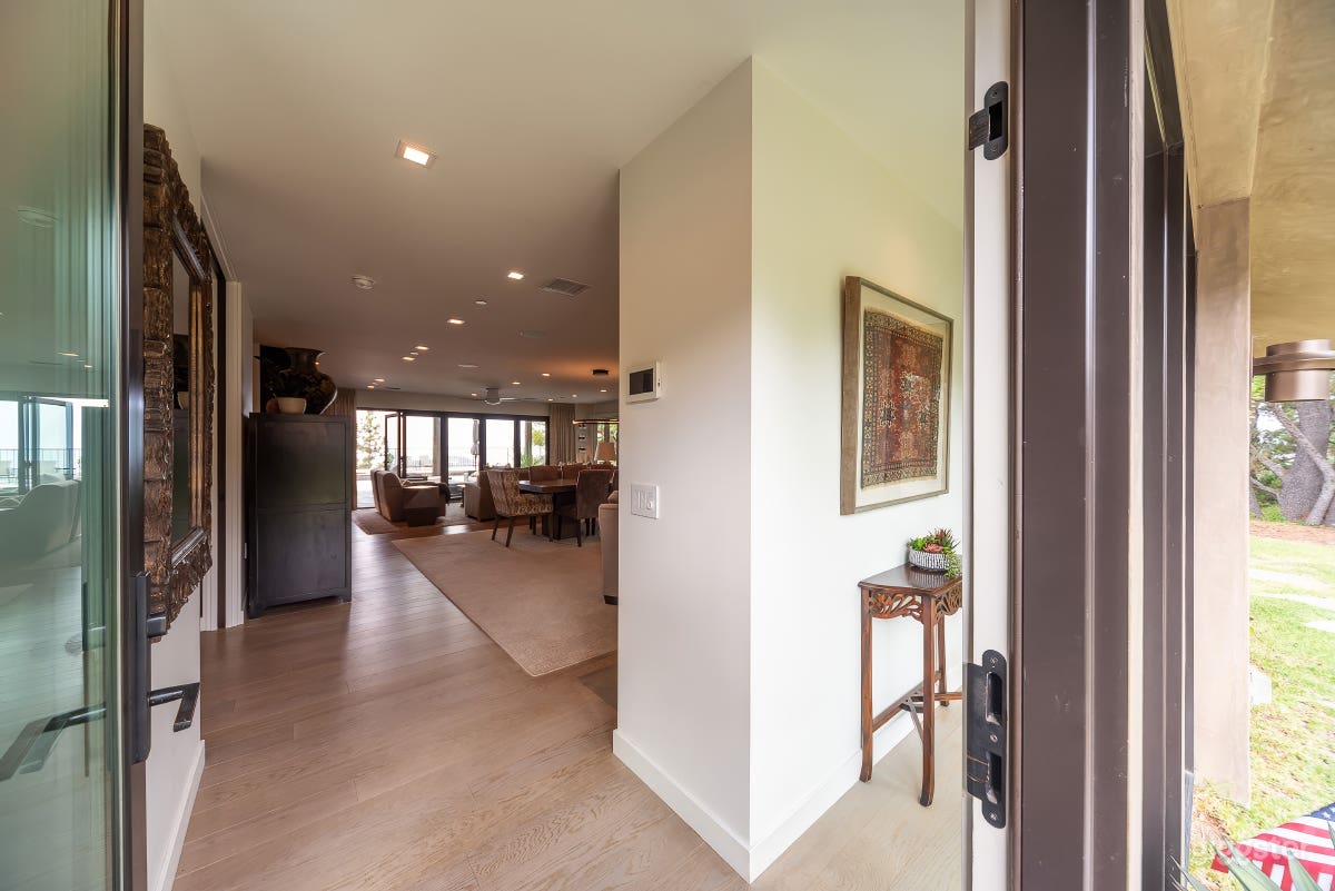 Warm &amp; Inviting Contemporary View Home Photo 4