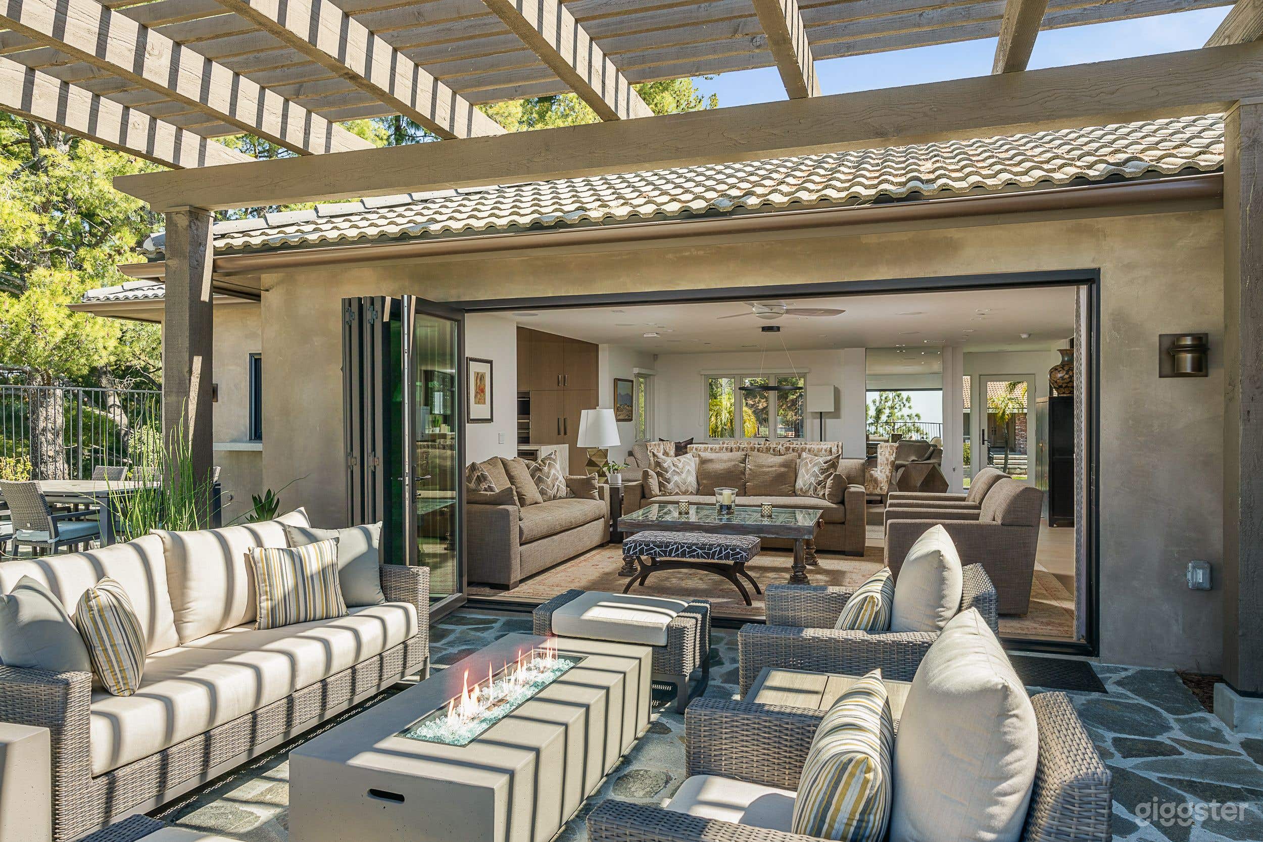 Warm &amp; Inviting Contemporary View Home Photo 2