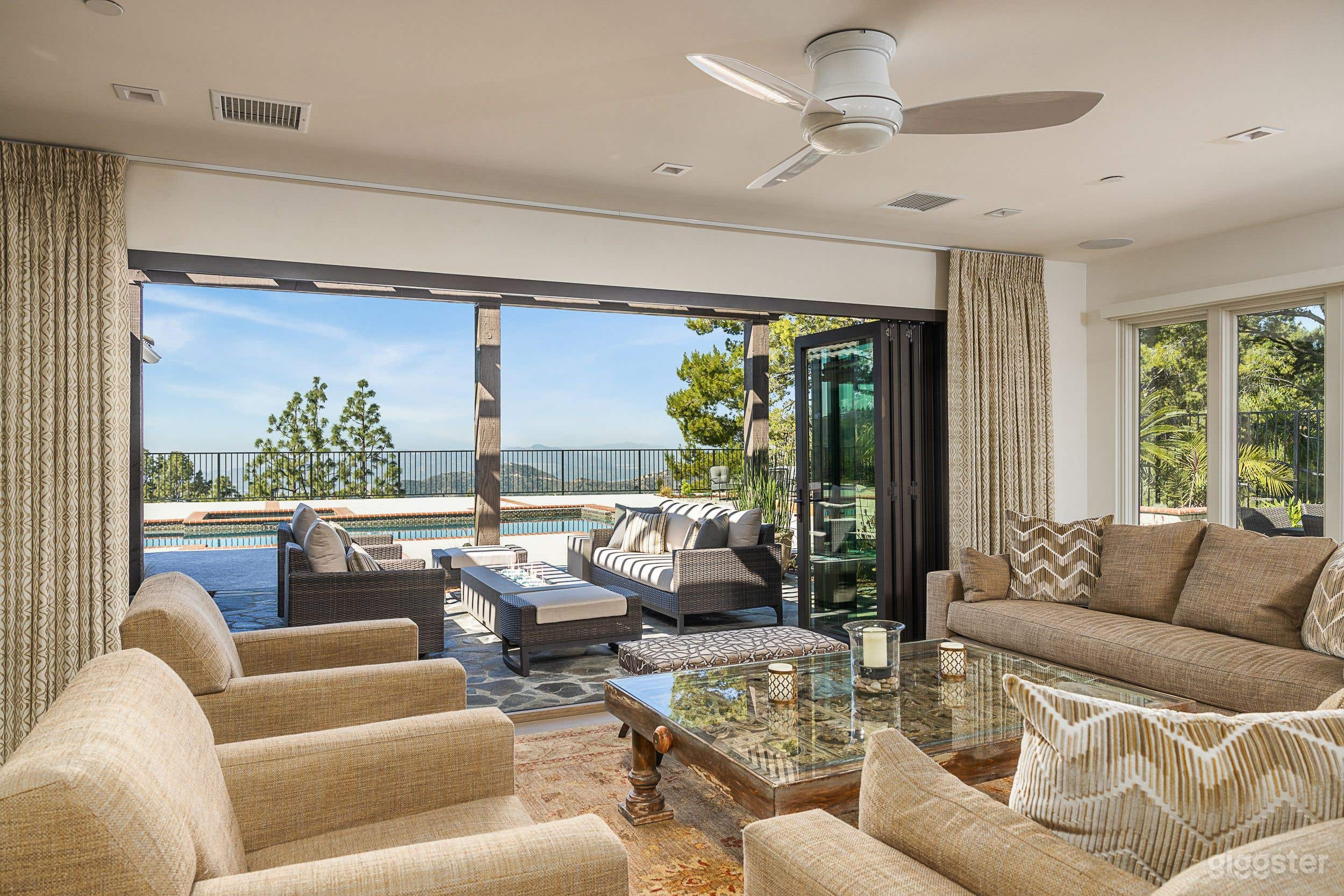 Warm &amp; Inviting Contemporary View Home Photo 3