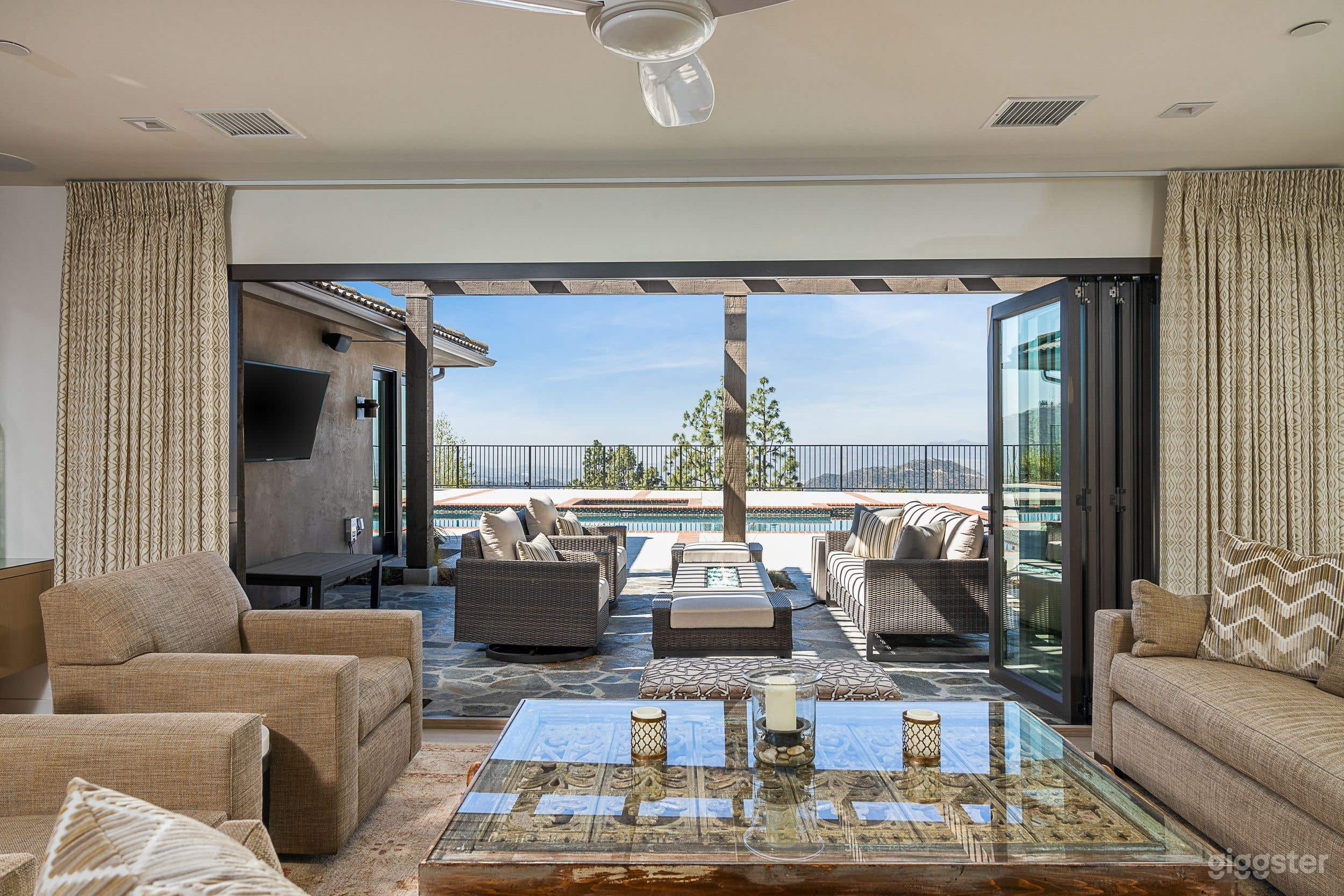 Warm &amp; Inviting Contemporary View Home Photo 1