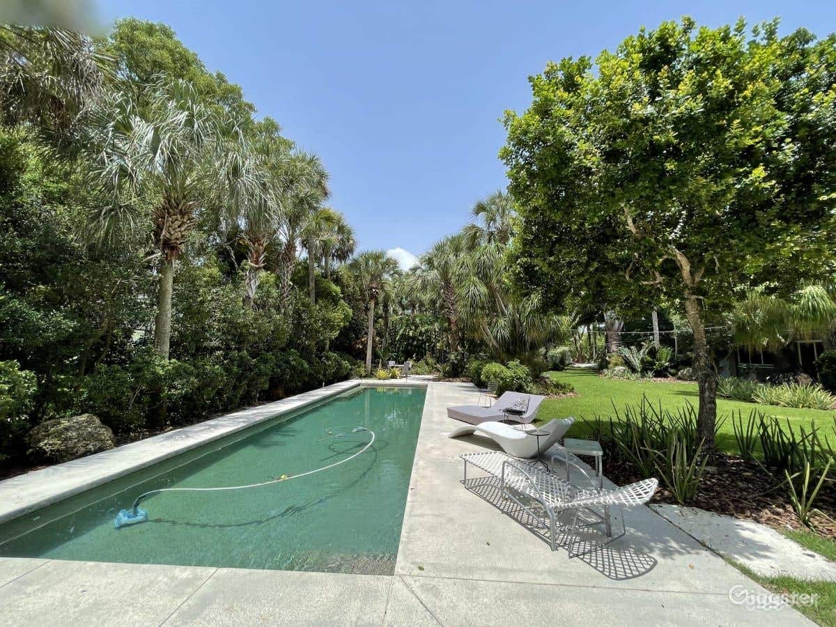 Tropical Pool, Lushly Landscaped Yard &amp; Waterfalls Photo 4