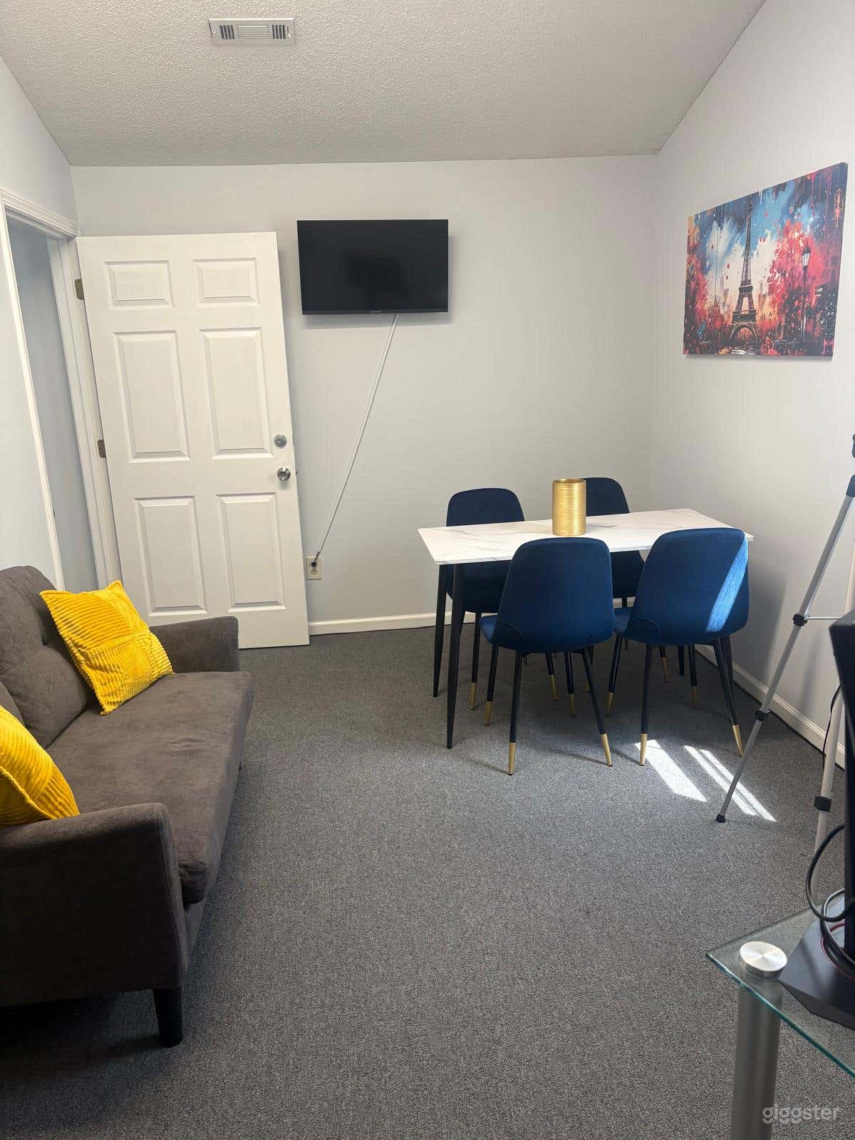 4-6 Person Professional Meeting Space/Room Photo 4