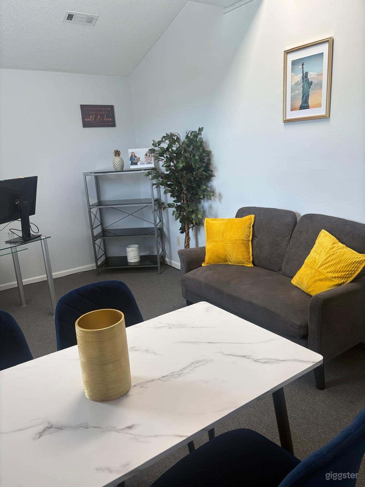 4-6 Person Professional Meeting Space/Room Photo 3