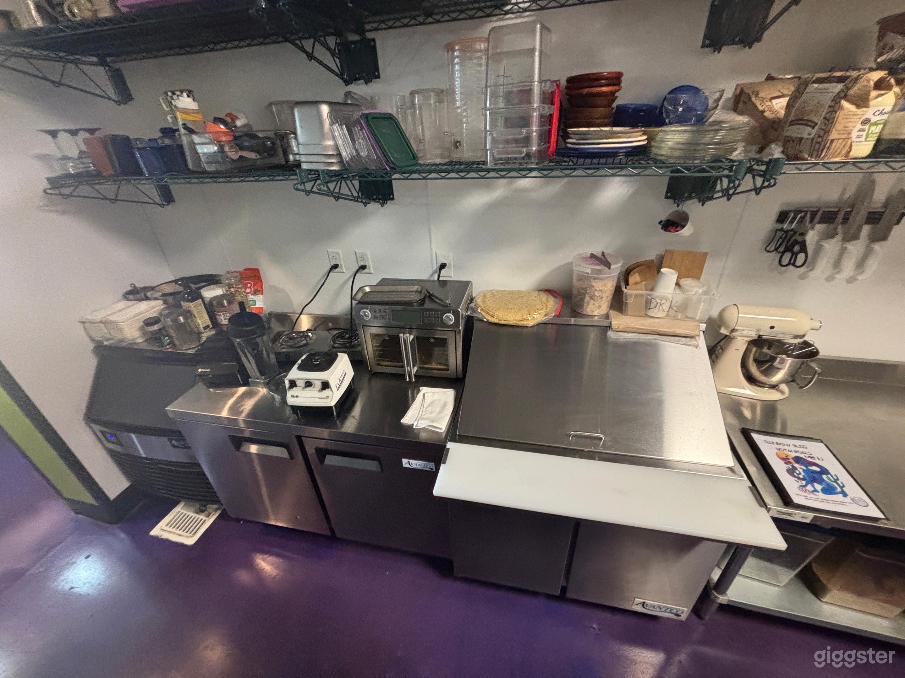 Class C kitchen nestled in a organic apothecary Photo 2