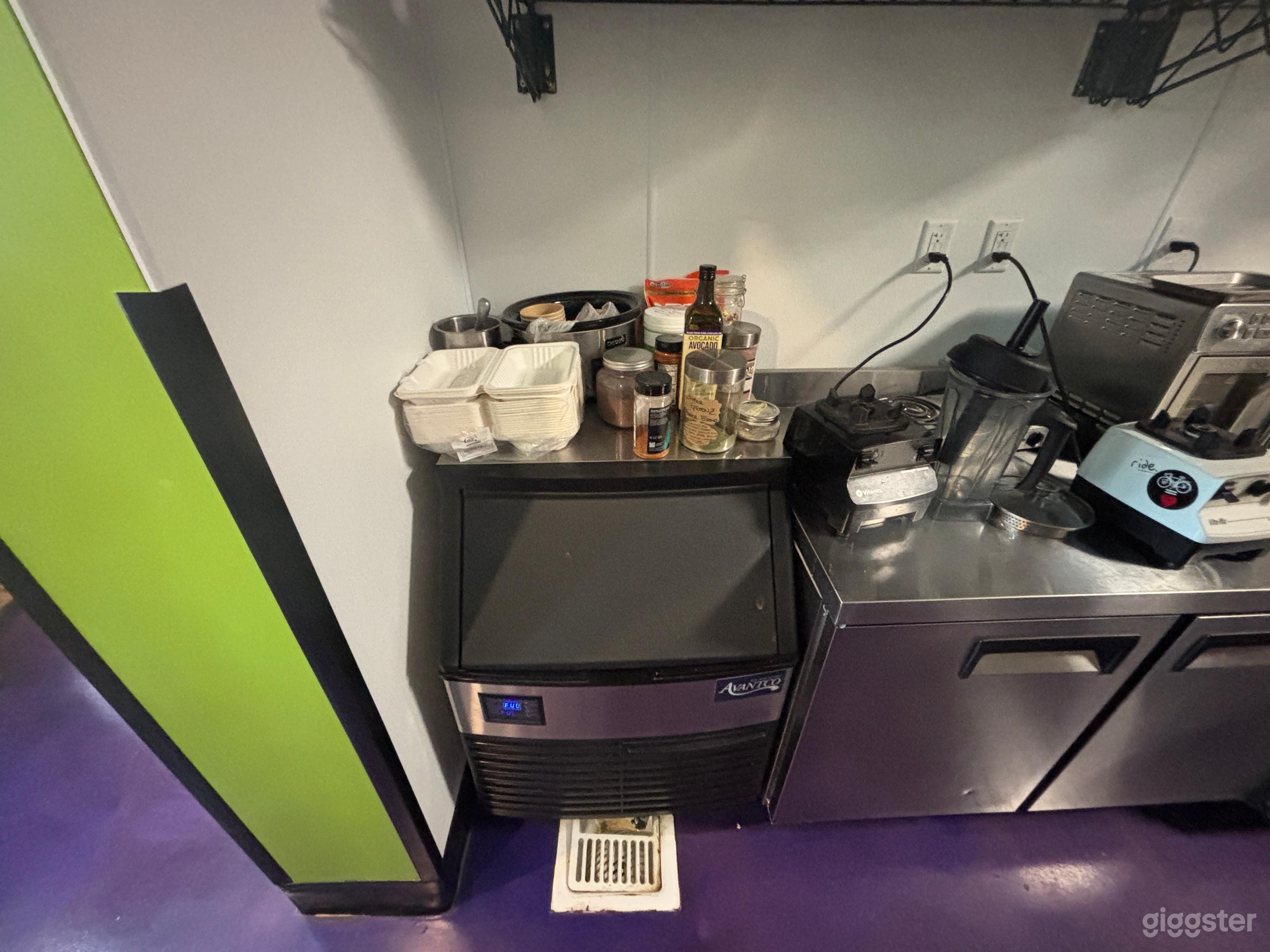 Class C kitchen nestled in a organic apothecary Photo 3