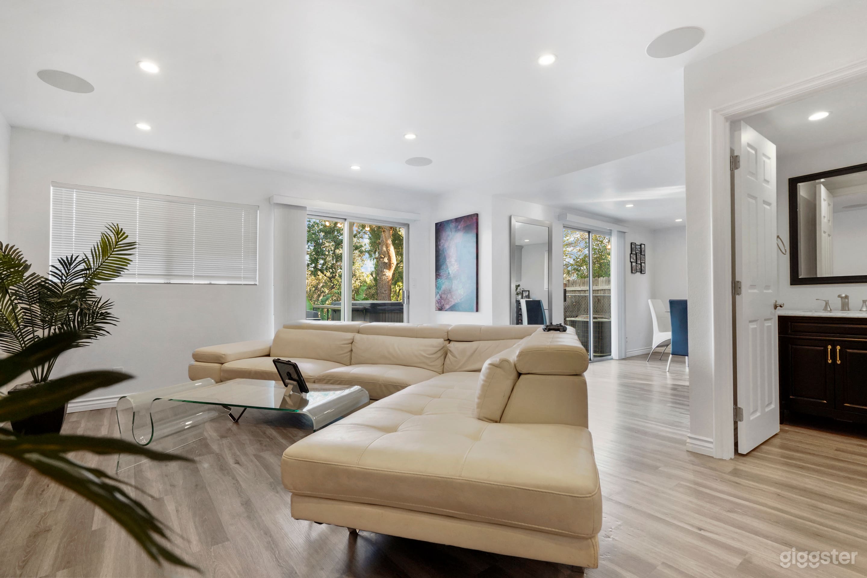 Modern Hillside Home With A Colorful Flair Photo 3