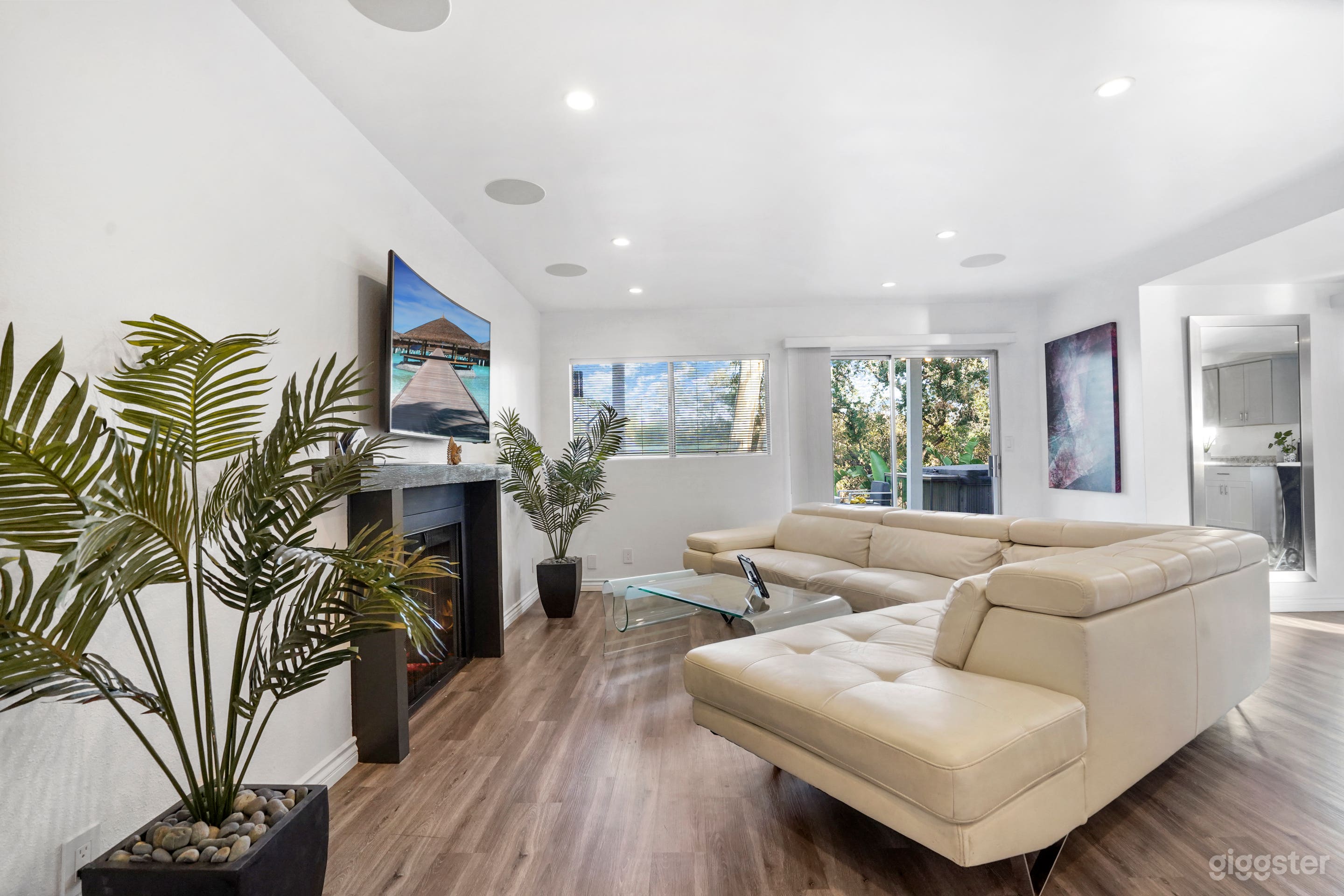 Modern Hillside Home With A Colorful Flair Photo 2