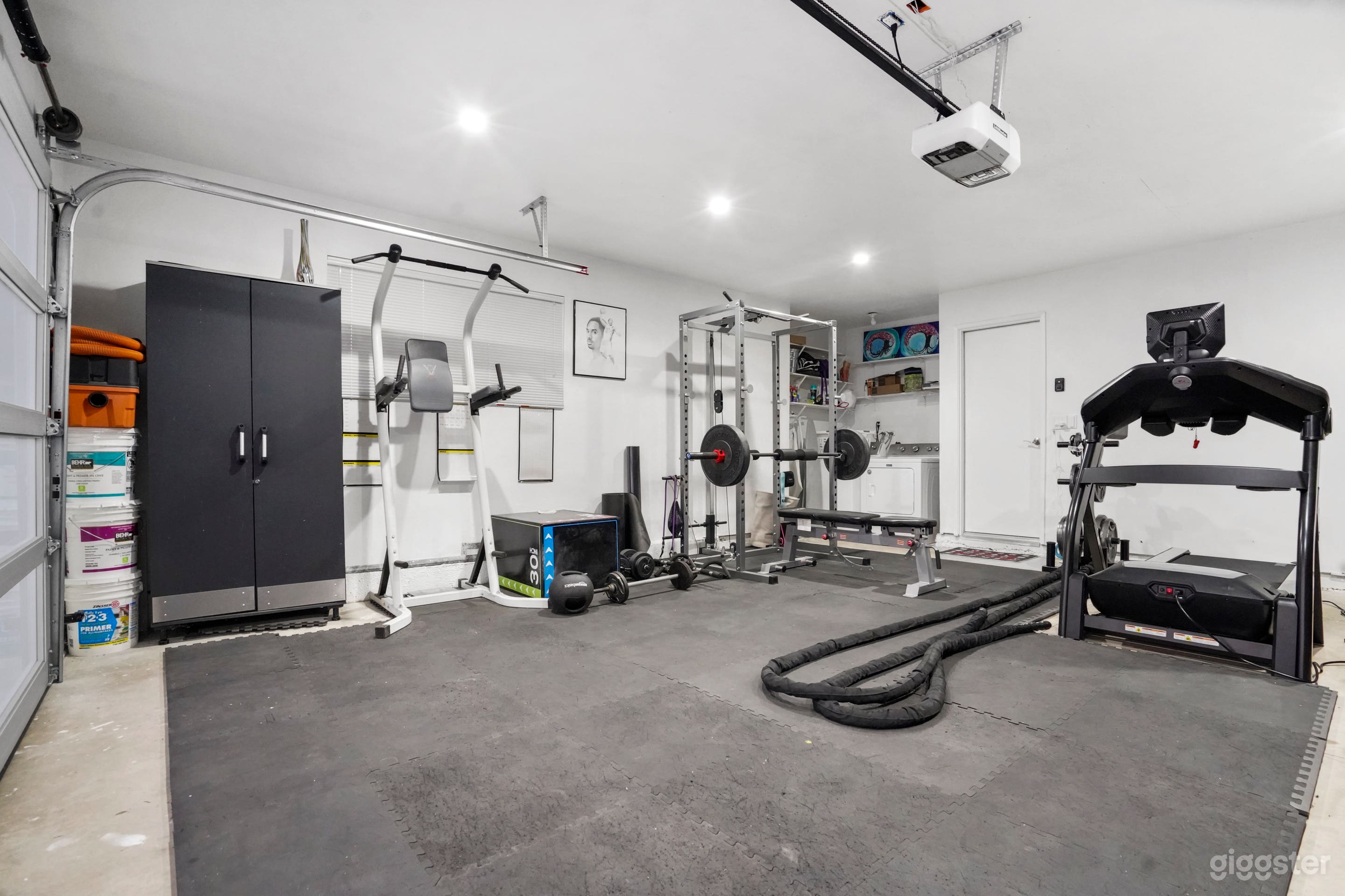 Modern Hillside Home With A Colorful Flair Photo 4