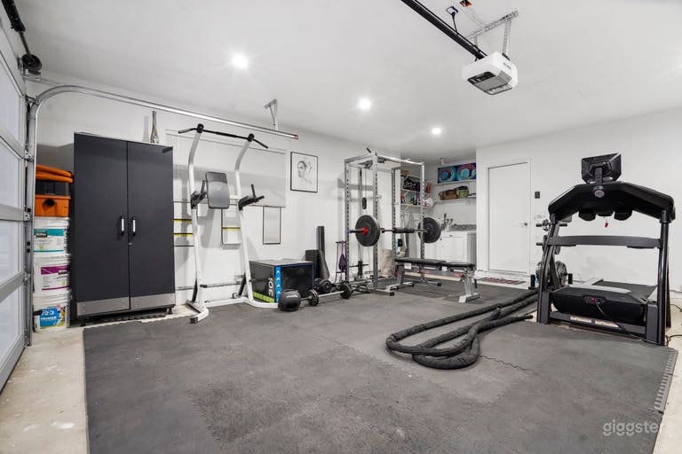  Modern Hillside Home With A Colorful Flair 