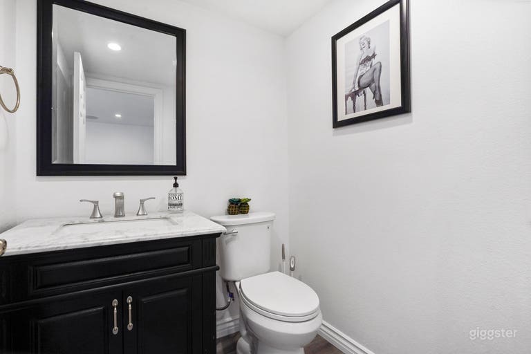  Modern Hillside Home With A Colorful Flair 