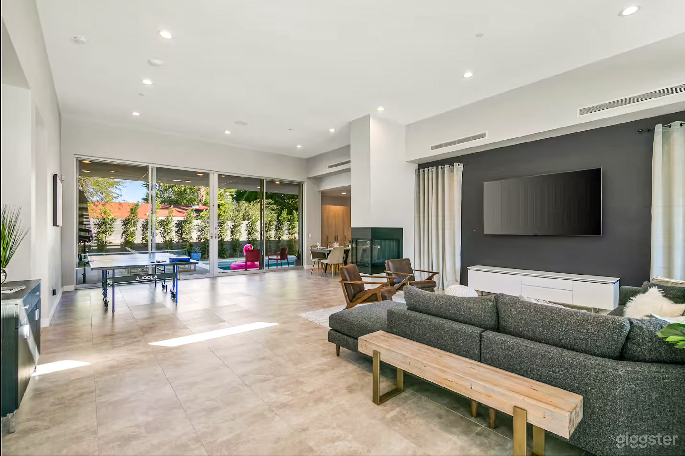 Light-Filled Modern Residence with Flexible Layout Photo 4